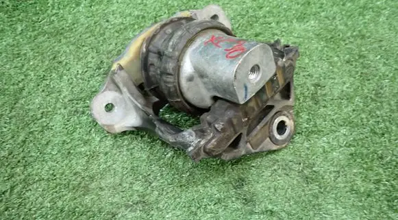Volvo XC90 Engine mount bracket 32298661