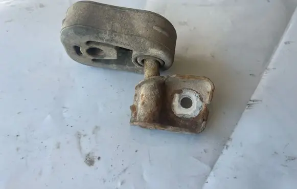 Mercedes-Benz C W203 Muffler mount bracket/holder 