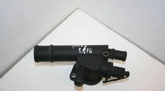 Volkswagen Golf V Engine coolant pipe/hose 038121132D