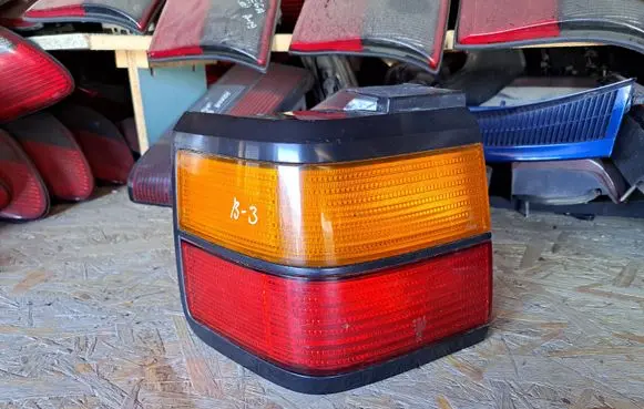 Volkswagen PASSAT B3 Rear/tail lights 357945111