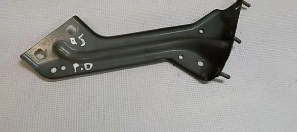 Audi Q5 SQ5 Fender mounting bracket 8R0821136