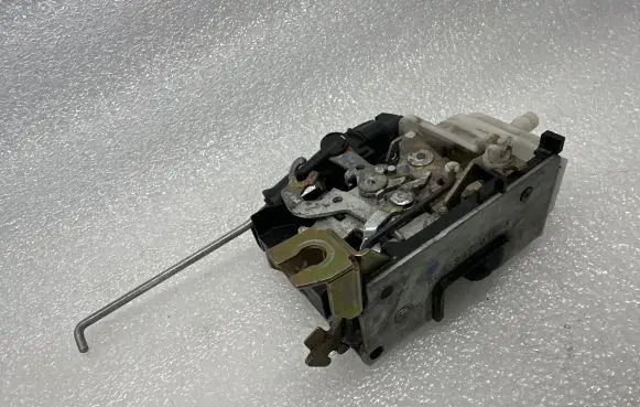 Audi A3 S3 8L Front door lock 8L1837016A