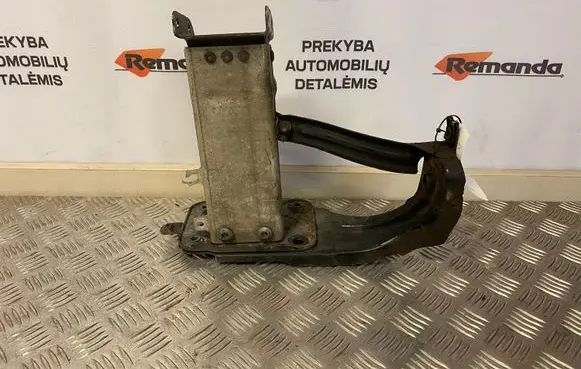 Mercedes-Benz E W211 Front bumper mounting bracket