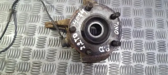 Nissan Almera Tino Front wheel hub
