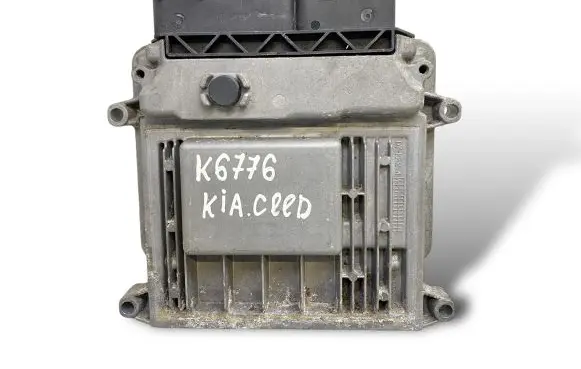KIA Ceed Engine control unit/module 391102B600 0261201852 5WK49111