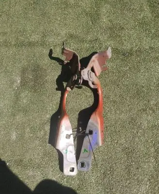 Engine bonnet/hood hinges