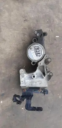 Engine mount vacuum valve