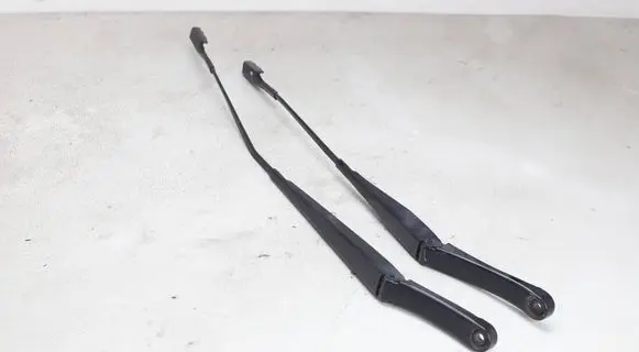 Front wiper blade arm