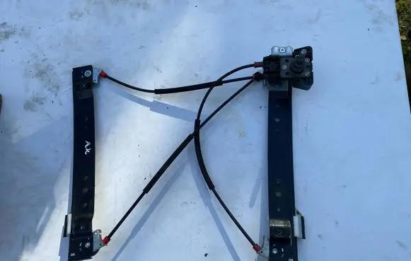 Rear door manual window regulator
