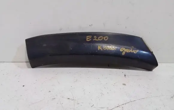 Rear fender molding trim