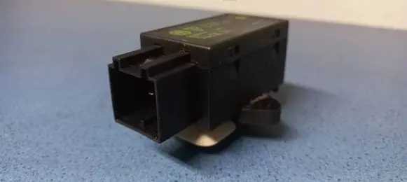 Volkswagen Touran I Seat heating relay 7L0959772