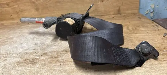 Volvo S60 Middle seatbelt (rear) 39969918