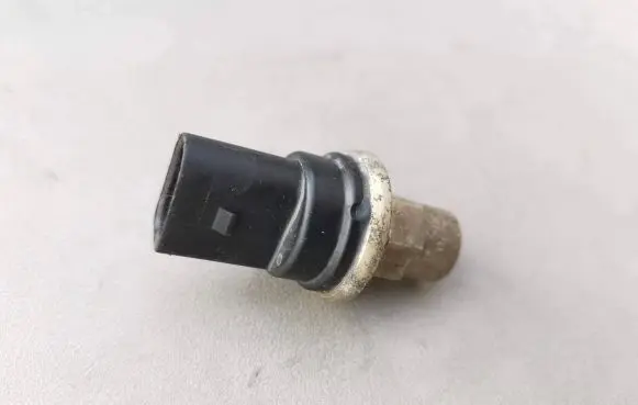 Volkswagen PASSAT B4 Air conditioning (A/C) pressure sensor 1J0959126 1H190405