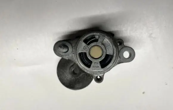 Volkswagen Jetta VII Generator/alternator belt tensioner 04E145209