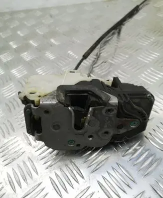 Opel Insignia A Front door lock 13503150