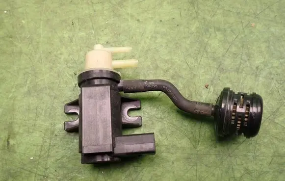 Volkswagen Transporter - Caravelle T6 Breather valve 1K0906627A