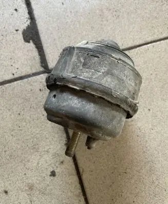 Volvo V70 Engine mount bracket