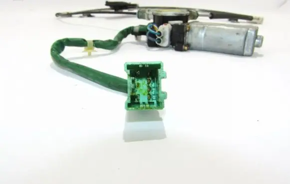 Honda CR-V Front window lifting mechanism without motor