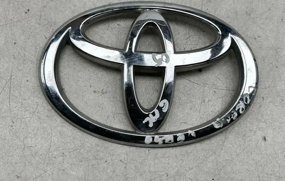 Toyota Corolla Verso E121 Manufacturers badge/model letters 90975 W2001