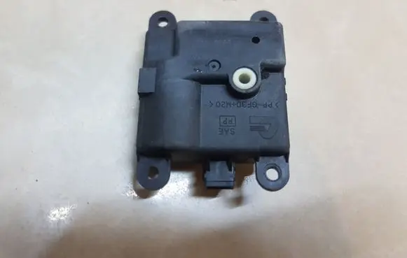 Nissan X-Trail T30 Air flap motor/actuator 3J01030850