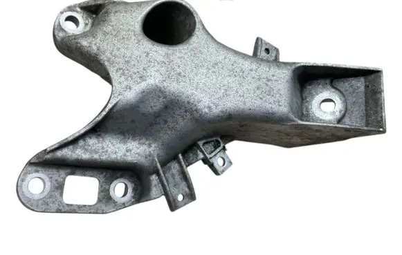 Engine mounting bracket