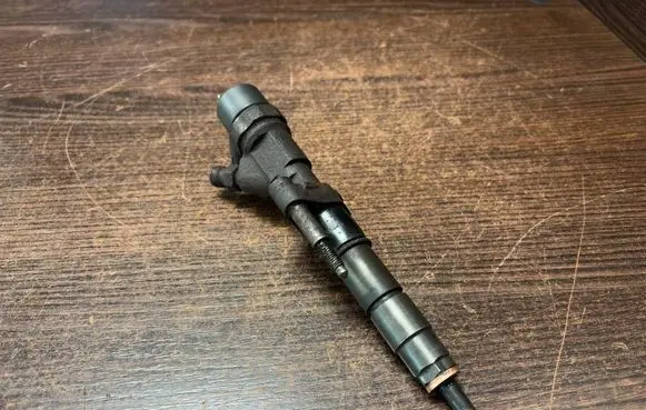 Opel Vivaro Fuel injector 8200101135 04451100875