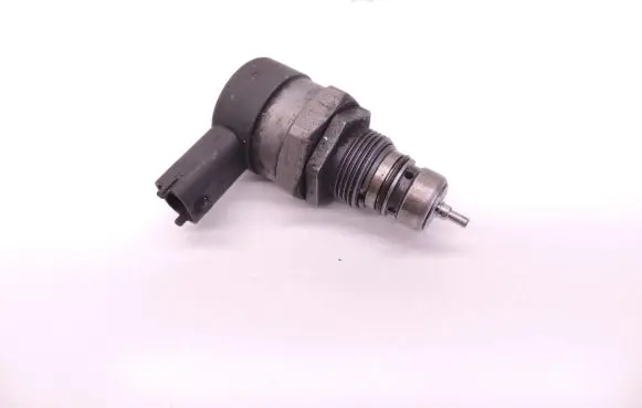 Volvo C70 Fuel pressure regulator 30777576 0281002712 D71