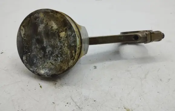 Maserati Quattroporte Piston with connecting rod