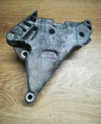 Engine mounting bracket