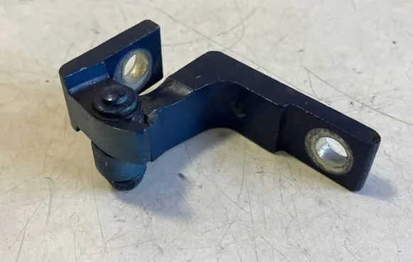 Volkswagen Touareg I Front door upper hinge 7L0831402A