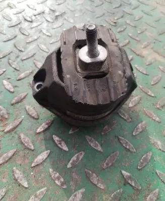 BMW 5 E60 E61 Engine mount bracket 6774620 15934612