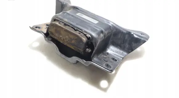 Engine mount vacuum valve