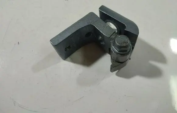Skoda Octavia Mk2 (1Z) Rear door lower hinge 1Z0833402B