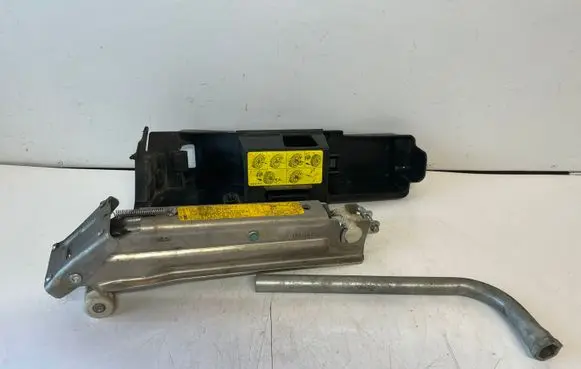 Audi A6 S6 C6 4F Spare wheel mounting bracket 8E0010175