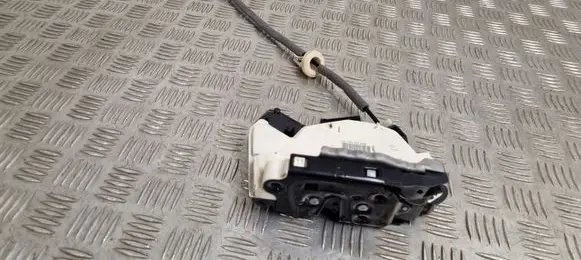 Volkswagen Golf VII Front door lock 5K1837016E