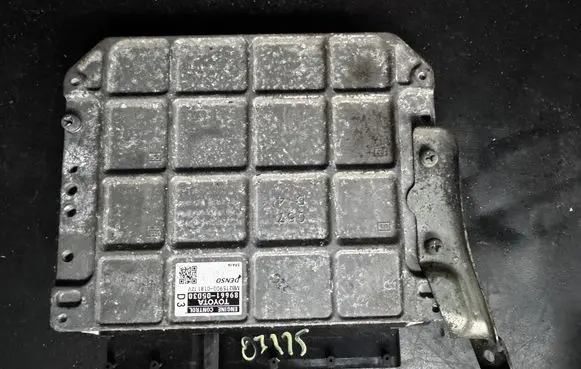 Toyota Avensis T270 Engine control unit/module 8966105d30