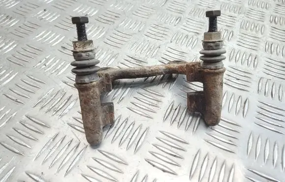 Volkswagen PASSAT B5.5 Brake caliper pad carrier rear 