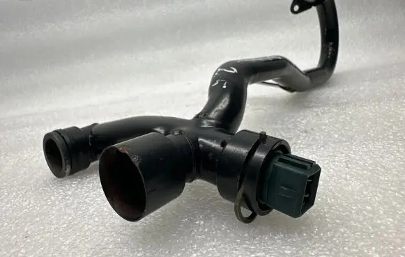 Audi A6 S6 C5 4B Engine coolant pipe/hose 059121083A
