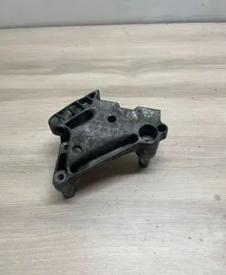 Volkswagen PASSAT B8 Engine mounting bracket 04L199207