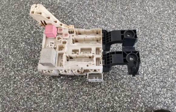 Toyota Urban Cruiser (XP110) Fuse module 8273052J00