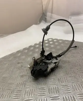 Volvo XC90 Front door lock 31349898