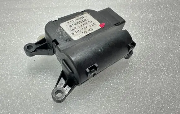Volkswagen PASSAT B7 Air flap motor/actuator 3C0907511R CZ1168802901