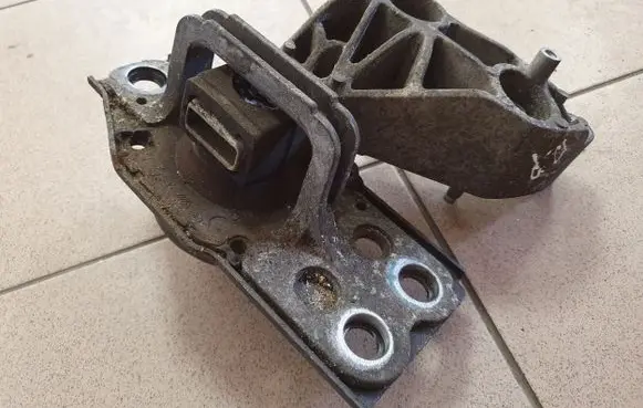 Nissan X-Trail T31 Engine mount bracket