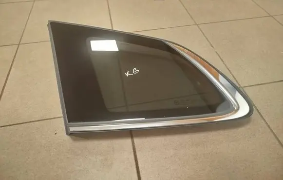 KIA Carens III Rear side window 43R000083