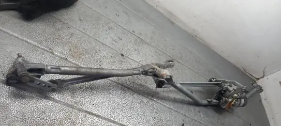 Front wiper linkage