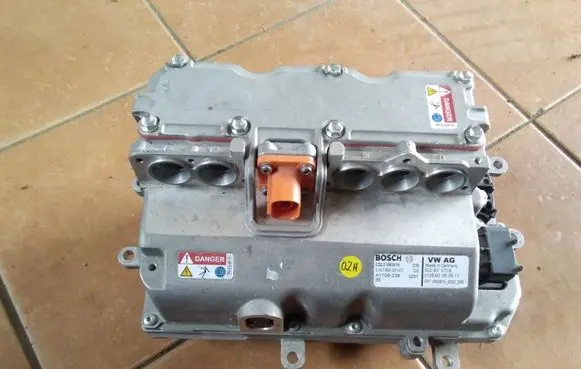 Volkswagen Jetta VI Voltage converter inverter 5C0907070B 0437B0033101C0 7P0010697D
