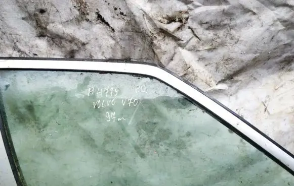 Volvo S70 V70 V70 XC Front door window glass four-door