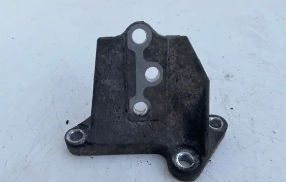 Nissan X-Trail T30 Engine mounting bracket