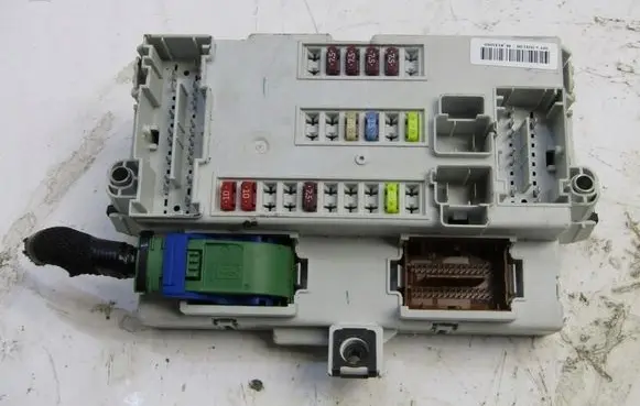 Jeep Cherokee Relay mounting block 68236668AG
