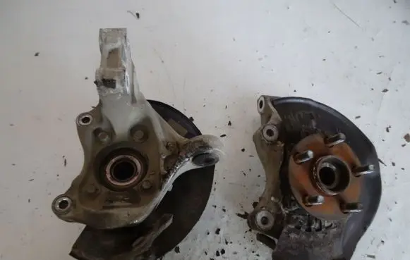 Toyota Prius (XW20) Front wheel hub spindle knuckle